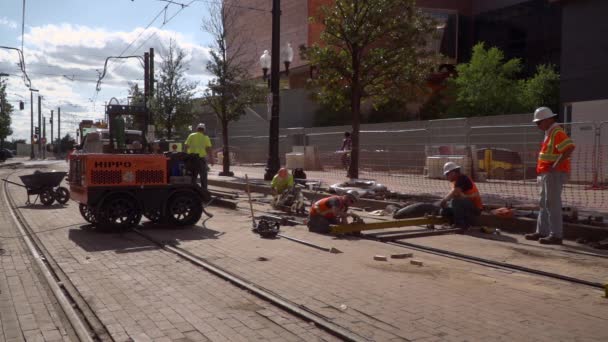 Slow Motion Video Construction Workers Lining New Railroad Tracks City — Vídeo de stock