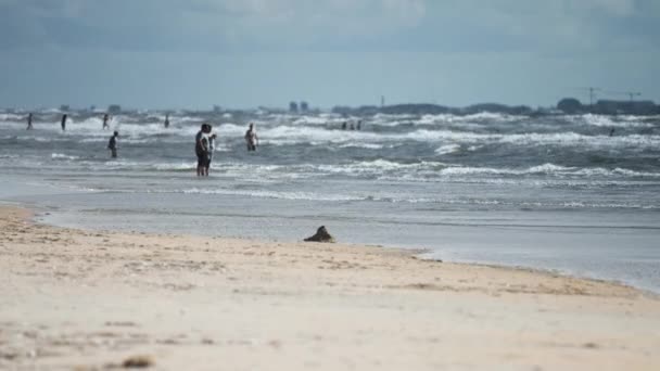 Люди Пляжі Сондерстранд Острів Ромо Данія Повільно Рухайтеся Пан Іде — стокове відео