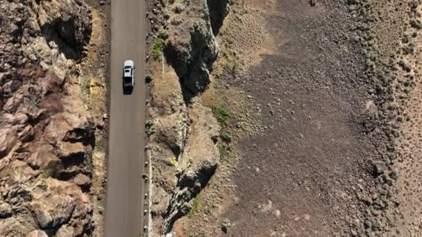 Tiro Cima Para Baixo Caminhão Dirigindo Uma Estrada Rochosa — Vídeo de Stock