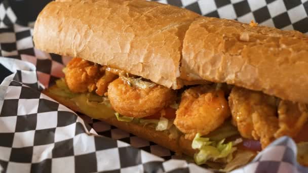 Cajun Fried Shrimp Poboy Checkered Black White Paper Basket Slider — Stockvideo