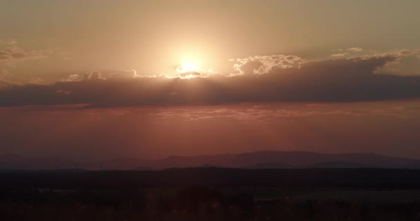 Setting Sun Hides Clouds Creates Beautiful Spectacle Golden Colors — Stock Video