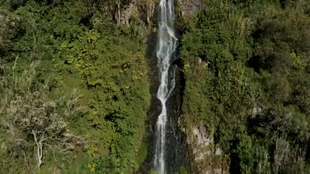 Landschaftlich Reizvoller Blick Auf Jungfräuliche Wasserfälle Und Steile Frühlingsberge Banos — Stockvideo