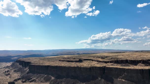 Wide Aerial Shot Pulling Away Mountainous Cliffs Vantage Washington — Stockvideo