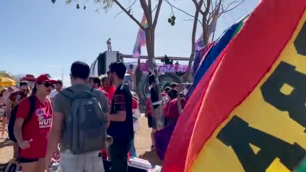 Disparo Visitantes Hablando Junto Las Banderas Arco Iris Ubicuas Del — Vídeo de stock