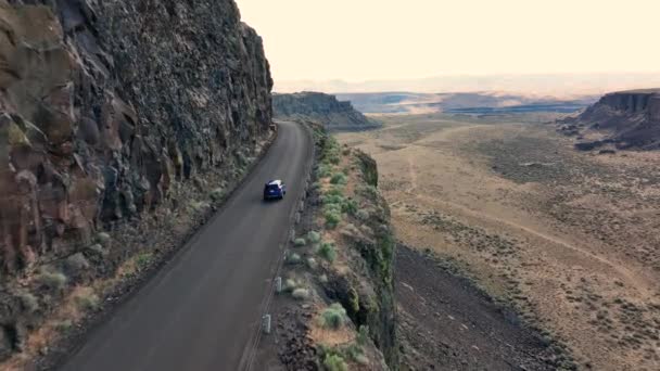 Drone Μετά Από Ένα Suv Έναν Αυτοκινητόδρομο Cliffside — Αρχείο Βίντεο