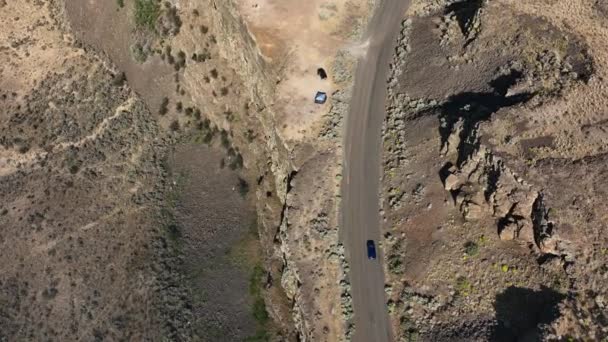 Top Aerial Shot Car Driving Eastern Washington Desert Terrain — ストック動画