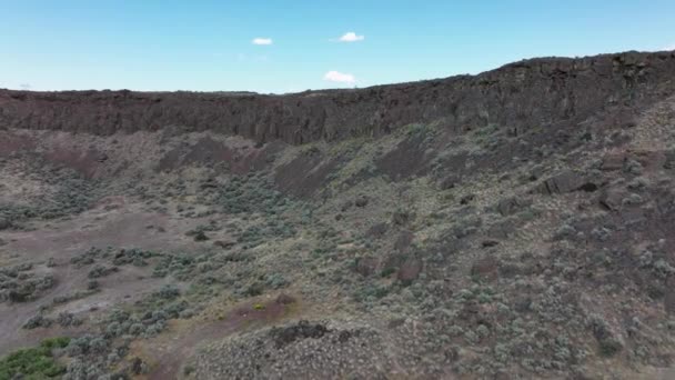 Воздушная Съемка Скалистого Пустынного Ландшафта Голодными Воды Кустарниками Скалами Каньоне — стоковое видео
