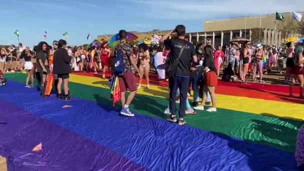 Visitors Big Rainbow Flag Gay Pride Parade Brasilia Shouting Slogans — Vídeo de Stock