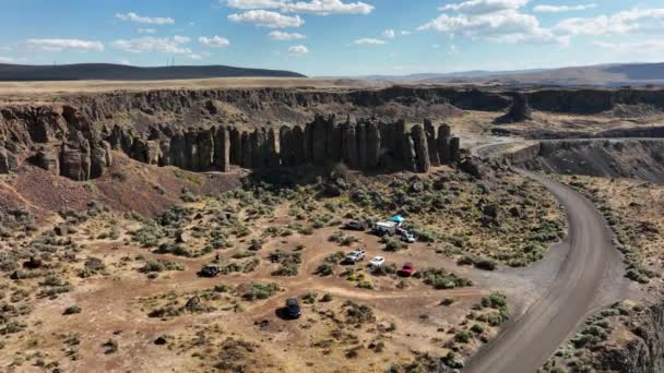 Orbiting Drone Shot Unique Rock Climbing Feature Campers Parked — Vídeo de Stock