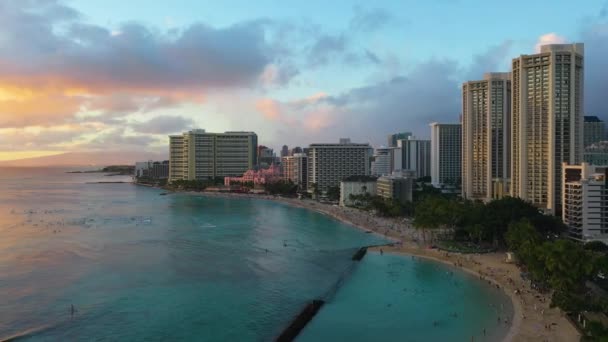 Hawaiian Beach Surfers Tourists Beachfront Resort Hotelgebouwen Zwemmen Ontspannen Sand — Stockvideo