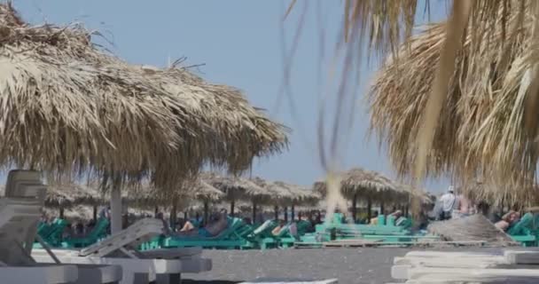 Zon Paraplu Uitzicht Van Toeristen Wandelen Ontspannen Het Strand Lounge — Stockvideo