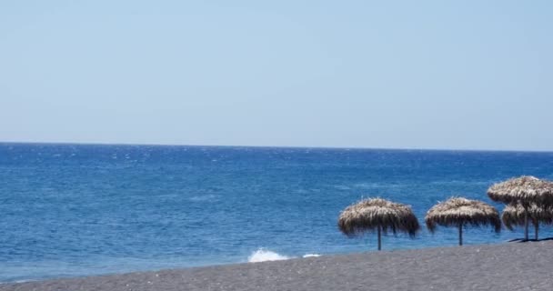 Sun Huts Clear Beach Santorini Islands Greece — Vídeos de Stock