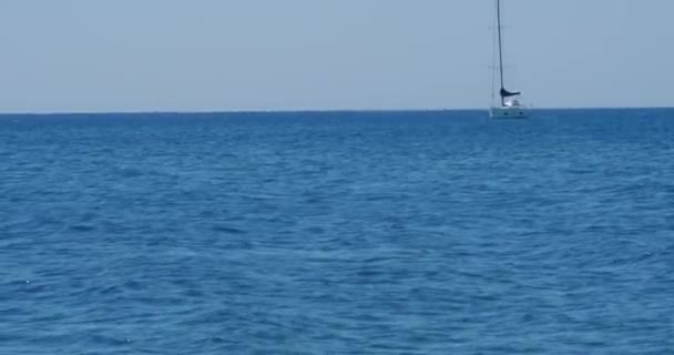 Sailboat Alone Mediterranean Ocean Volcanic Black Sand Shoreline Santorini Islands — Vídeos de Stock