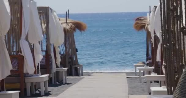 Camarero Árabe Masculino Caminando Por Isla Restaurante Del Complejo Turístico — Vídeos de Stock