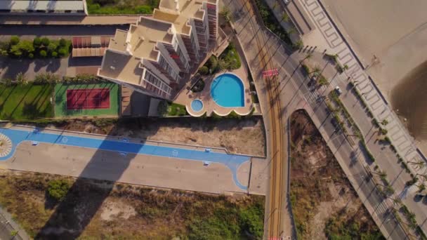 Wysoki Budynek Nowoczesną Architekturą Terenem Sportowym Przed Plażą Widok Lotu — Wideo stockowe