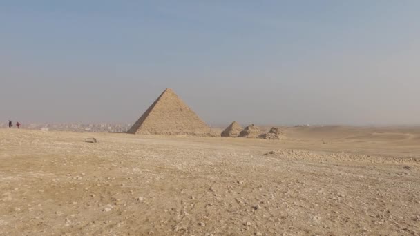 大开罗州大雾弥漫的吉萨金字塔墓地没有游客 — 图库视频影像