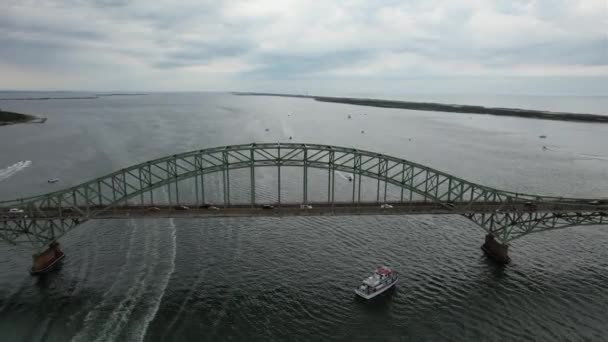 Aerial View Fire Island Inlet Bridge Cloudy Morning Calm Waters — 비디오