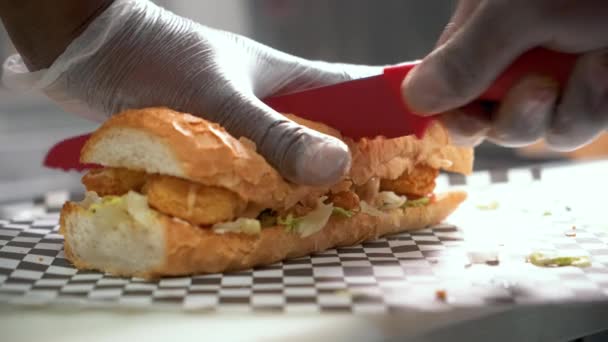 Şef Kızarmış Karidesli Sandviçi Ikiye Bölmek Için Kırmızı Tırtıklı Bıçak — Stok video