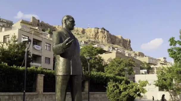 Mardin Turecko Kino Místa Aktivity Pohled Ulici Ataturk Socha — Stock video