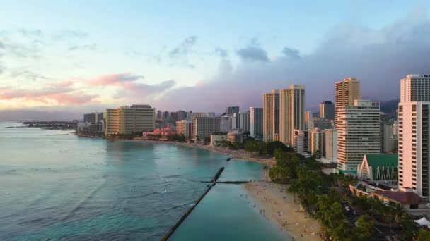 Hawaiian Beach Resort Hotel Buildings Kuhio Beach Waikiki Hawaii People — Vídeos de Stock