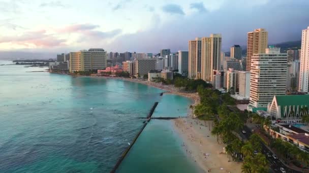 Drone Flyover Hawaiian Beach Resort Hotel Buildings Breakwall Waikiki Beach — Stock videók