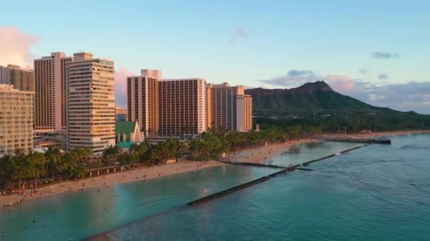 Drone Flyover Crowded Hawaiian Beach People Relaxing Sand Diamond Head — Stok video