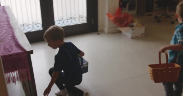 Niños Felices Corriendo Por Hall Entrada Recogiendo Huevos Pascua — Vídeo de stock