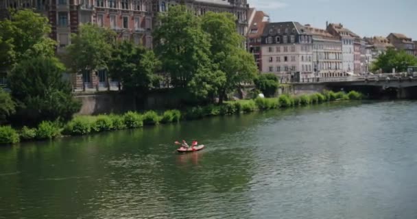 Två Tonåringar Båt Forsränning Ensam Centrum Floden Strasbourg Frankrike — Stockvideo