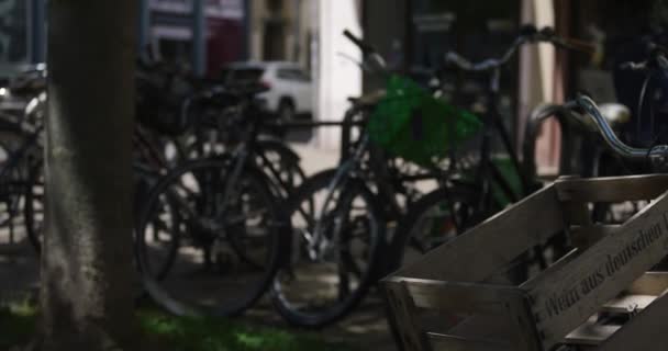 フランスのストラスブールの路上で駐輪自転車の後ろの箱箱箱箱 — ストック動画
