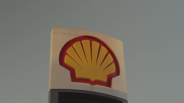 Logotipo Gasolinera Shell Frente Cielo Gris Final Tarde — Vídeo de stock