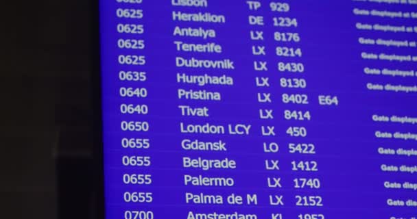 Horario Salida Vuelos Aeropuerto Para Personas Varadas Aeropuerto Durante Noche — Vídeo de stock