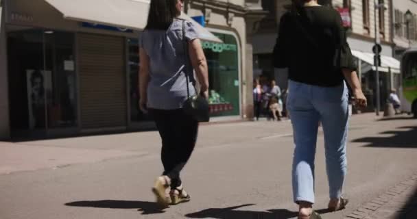 Dwie Kobiety Spacerujące Zatłoczoną Ulicą Popularnej Dzielnicy Handlowej Colmar Francja — Wideo stockowe