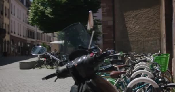 Motor Naast Fietsenrek Bar Het Centrum Van Straatsburg Frankrijk — Stockvideo