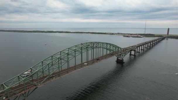 Aerial View Fire Island Inlet Bridge Cloudy Morning Calm Waters — 비디오