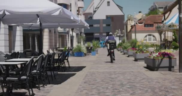 Person Fährt Mit Postfahrrad Kopfsteinpflaster Colmar Frankreich — Stockvideo