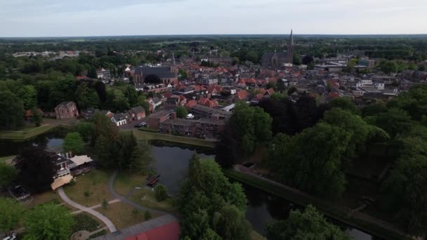 Sideways Backwards Aerial Movement Showing Historic Fortified Moated Dutch City — Vídeo de stock