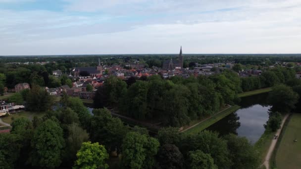 Aerial Descend Showing Historic Dutch City Groenlo Church Tower Rising — Vídeo de stock