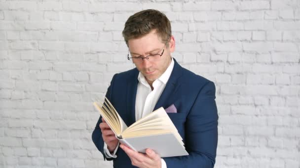 Homem Negócios Usando Óculos Lendo Livro Aprendendo — Vídeo de Stock