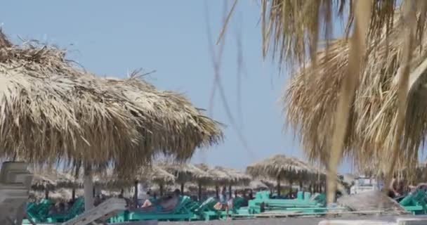 Sonnenschirm Blick Auf Menschen Liegestühlen Auf Der Insel Santorin Griechenland — Stockvideo