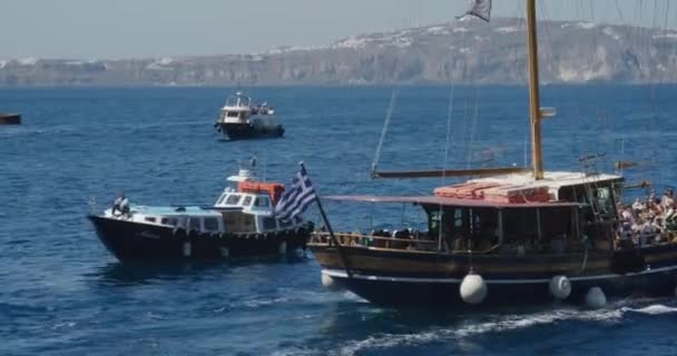 Yunanistan Santorini Kentindeki Akdeniz Kıyısındaki Fira Limanında Çok Sayıda Yelkenli — Stok video