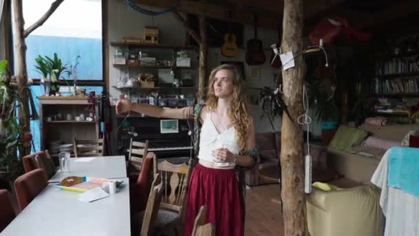 Hippie Girl Avec Longs Cheveux Blonds Parler Enseigner Sur Eco — Video