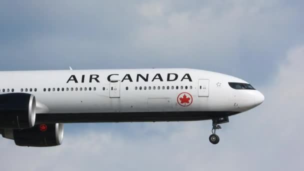 Самолет Boeing B777 Авиакомпании Air Canada Заходе Посадку Международном Аэропорту — стоковое видео