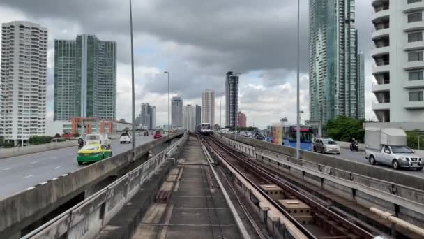 Bts Skytrain Närmar Station Förhöjda Spår Omgiven Förhöjd Motorvägstrafik Bangkok — Stockvideo