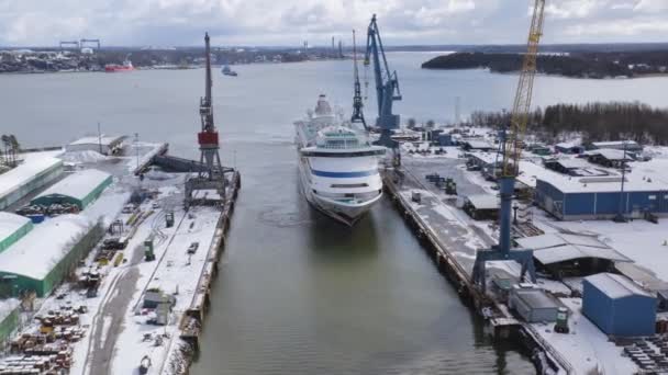 Cruise Vessel Aidavita Manoeuvring Alongside Turku Brlt Repair Yard Assisted — Stock videók