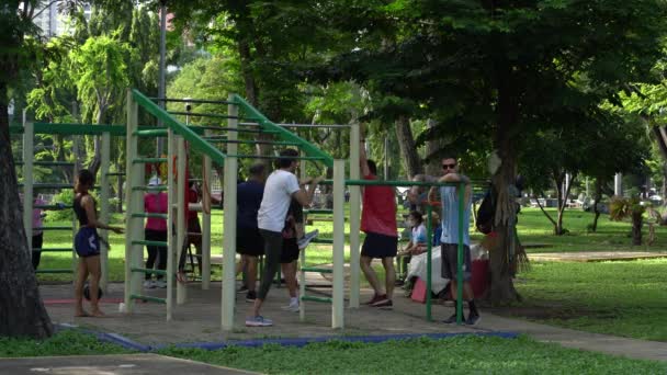 Gruppe Von Menschen Die Frühen Morgen Lumpini Park Bangkok Trainieren — Stockvideo