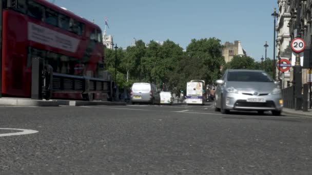 Berufsverkehr Auf Der Brückenstraße Westminster Verkehr Aus Niedrigem Winkel — Stockvideo