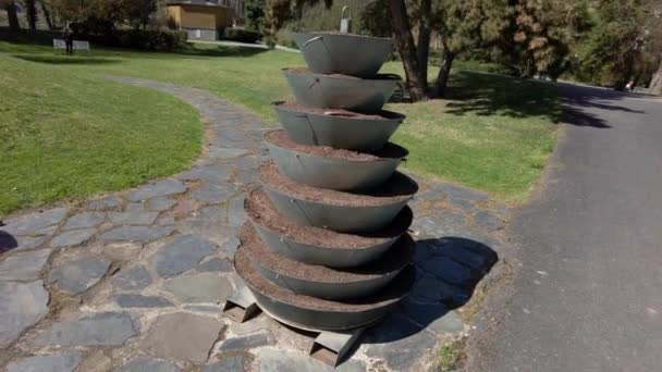 Vista Primeira Pessoa Escultura Arte Camadas Jardim Botânico Verde Cidade — Vídeo de Stock