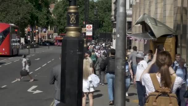 Crowded Bridge Street Westminster Tourism Season London — Stok video