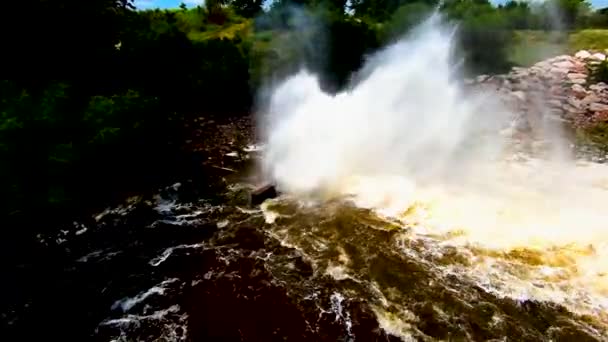 호수에서 아침의 넘치는 홍수에서 흘러나오는 — 비디오