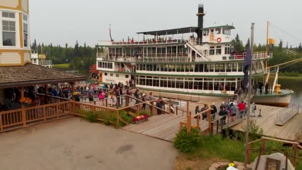 Drone Video People Boarding Riverboat Chena River Fairbanks Summer Day — стокове відео